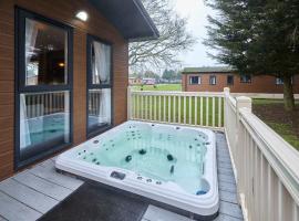 Oakwood Lodge with Hot Tub, Hotel in York