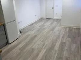 Epsom High Street Apartment 6