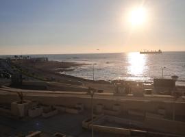 Hermosa vista al mar y estacionamiento, хотел в Антофагаста