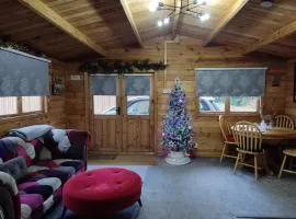 Forest Cabin Retreat - Sleeps 2 - Garden & Wifi
