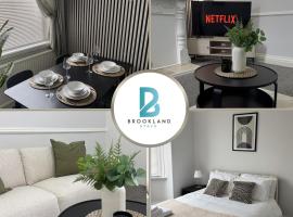Month Stays Central 3 bed Three Bedroom House by Brookland Stays Serviced Accommodation & Short Lets in Preston with Free WiFi, Hotel in Farington