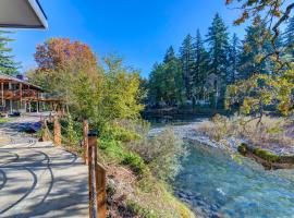Tranquil Riverfront Retreat, Hotel in Washougal