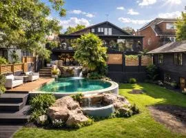 MEDWAY VIEW LUXE HOUSE in Maidstone City Centre with Optional Breakfast & Private Parking