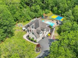 Sleeps 14 Pool Hot Tub Sauna Pickleball Arcade, hotel u gradu Straudsberg