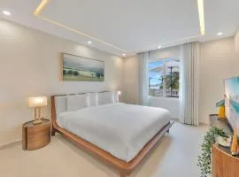 Elegant 1BR Retreat w- King Bed & Balcony