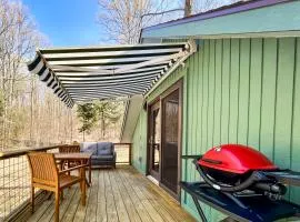 1 Mi to Crystal Lake! Couples Retreat w/ Deck