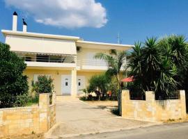 Panos' apartment - 50m above the sea, отель в городе Храни