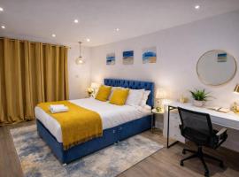 Amazing 3 bedroom flat with Garden โรงแรมในThe Hyde