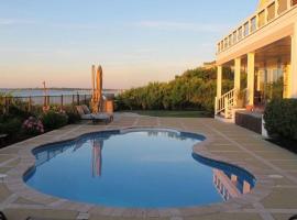 Southampton Private WATERFRONT Estate!, хотел в Хамптън Бейс