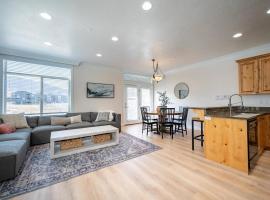 Snowbasin Lakehouse LS27 Ski Getaway Hot Tub, hotell i Huntsville