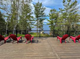 Private Dock! Family-Friendly Rainy Lake House, Hotel in Ranier