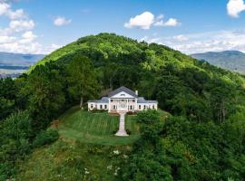 Mountain Top Mansion + Pet Friendly + Sleeps 24 + Asheville + Blue Ridge Parkway, hotel Fletcherben