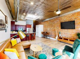 Downtown Delight with Patio! 1 Mi to Ball State, etažno stanovanje v mestu Muncie