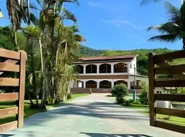 Refúgio na natureza com piscina e churrasqueira