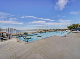 Pool Access, Walk to Water! Possum Kingdom Cabin, Hotel in Graford