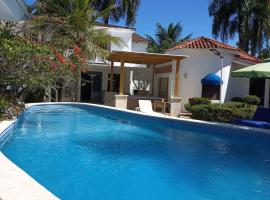 Villas Carela, Villas Privadas con Piscina y Jacuzzi a 2 Minutos de la Playa de Cabarete, hotel en Cabarete