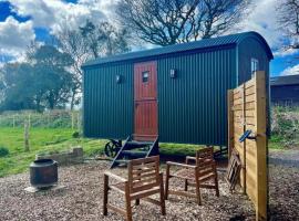 Cosy Shepherds Hut Lyme Regis, Cummins Farm, Hotel in Bridport