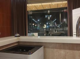 شقق نصف القمر للشقق المخدومة, hótel í Ḩaql