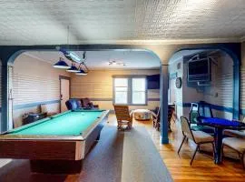 Pool Table and Sauna! 4BR Madawaska Home