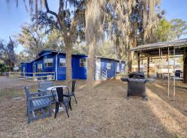 Steps to Orange Lake Pet-Friendly Getaway!, готель у місті Hawthorne