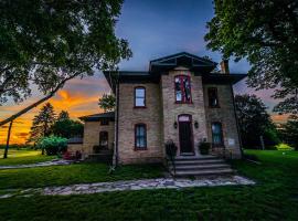 Historic 1868 Farmhouse Kettle Moraine Getaway โรงแรมในEast Troy