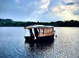Cabane Flottante Romantique Guerlédan Floating Lake Retreat