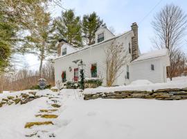 Historic 1820s Homestead on Battenkill River!, Hotel in Arlington