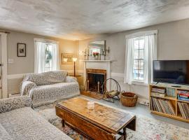 Historic 1820s Homestead on Battenkill River!, готель у місті Арлінгтон