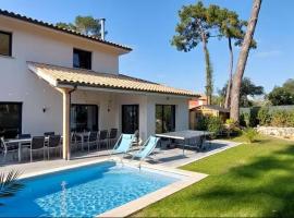 Villa 10 people - 5 bedrooms - pool - air conditioning - beach 5 min, hotelli kohteessa Labenne