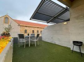 1BR Apt with Terrace in Heart of Broumana, hotel Brummanában