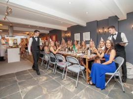 Quirky Cardiff Bay Hen House Sleeps 14-16, отель в Кардиффе