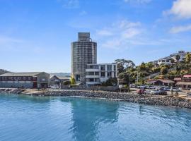Unique Silo Studio on Raglan Wharf - Plant Filled Retreat, Hotel in Raglan