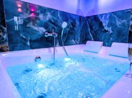 LE 21 - Suite LUXE - JACUZZI Privatif & Vue Rhône, hotel u gradu 'Vienne'