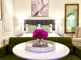 The Green Room - Poolside Studio with Parking Spot at 1920s Historic Residence on Palm Beach Island, hotel em Palm Beach