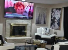 cozy 5bd single -family home in Longmeadow