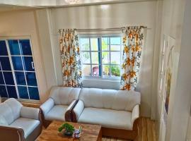 Rustic Retreat Three Bedroom House, hytte i Pagdalagan