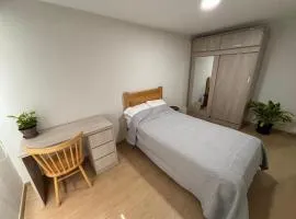 Amplia habitación con baño propio a 20 min del aeropuerto