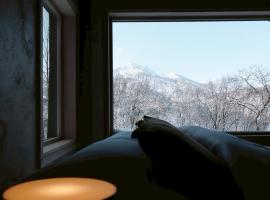 BLACK LOG CABIN in Myoko, Hotel in Shinano
