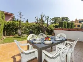 Casa acogedora con jardín privado, cerca de la playa, 3 pisos, garaje y capacidad para 7 personas - HISP-233-554