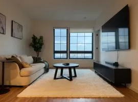 Modern Riverfront Loft Proximity to Downtown