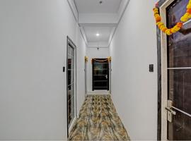 Viesnīca OYO 81913 Hotel Adhiraj pilsētā Garhā