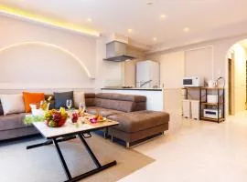 最大7名 オーシャンビュー 海を臨む白の和モダン邸 円窓の和室と贅沢ソファ 琉球タワー8a