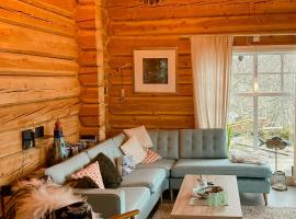 Cozy Log Cabin In Karvag, viešbutis mieste Karvåg
