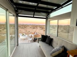 Joshua Tree Tiny Home - Remote & Modern Container Home on 5 Acres, hôtel à Joshua Tree