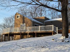 Cozy 3BR Home - Hudson Valley views near Woodbury Commons – hotel w mieście Highland Mills