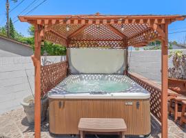 Spacious 5 Bedroom Home Near Disneyland & Knotts with Jacuzzi Spa, ξενοδοχείο σε Norwalk
