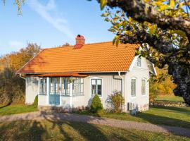 Cottage With Glass Veranda And Wood Oven In Kvilla, Hotel in Torsås