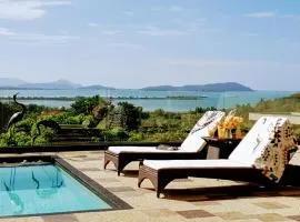 Aislinn Seaview Villa in Nature