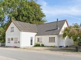 Cosy And Modern House In Peaceful Setting