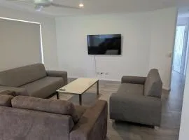 Modern 3-Bedroom Comfort in Oxenford, 5 minutes from Movie World